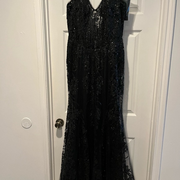 Elegant Black Sequin Gown - Picture 3 of 3
